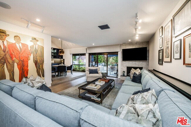 Building Photo - 4635 N Clybourn Ave