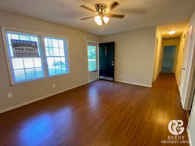 Building Photo - 3 bed / 1.5 bath home with eat-in kitchen!