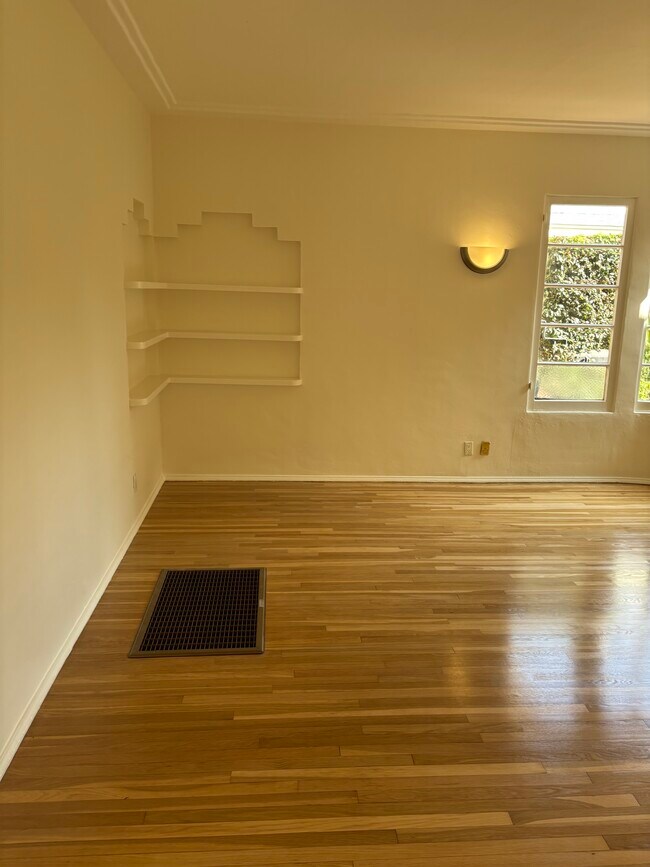 Living room - 407 Riverdale Dr