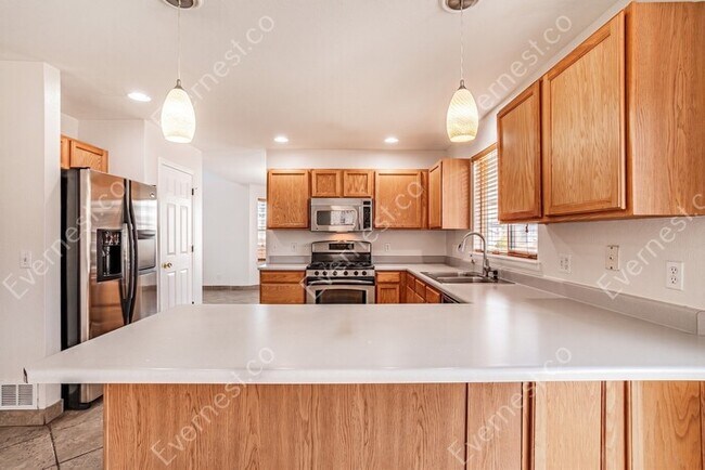 Building Photo - 5 Bed, 3.5 Bath Home with Fenced Yard & Garage / Available Now!