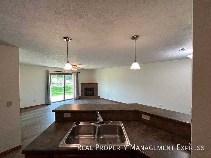 Building Photo - 2 Bedroom, 1 Bath Townhome with Amenities!