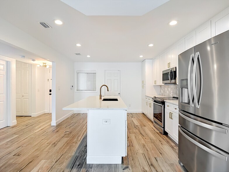 Building Photo - 8733 Bay Pointe Dr