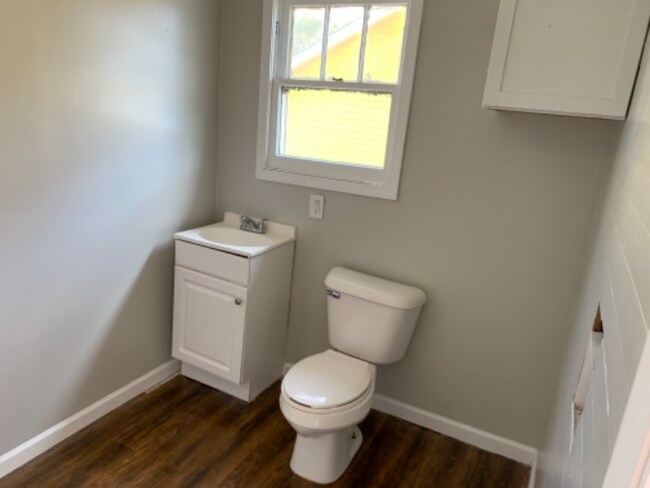 Building Photo - 911 E Ash St