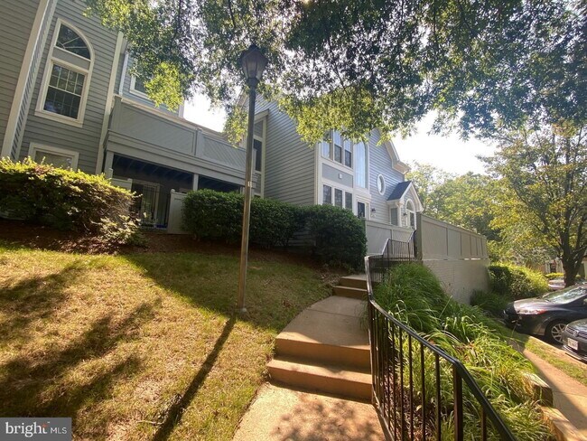 Building Photo - Inviting Townhome Living in Desirable Reston Community