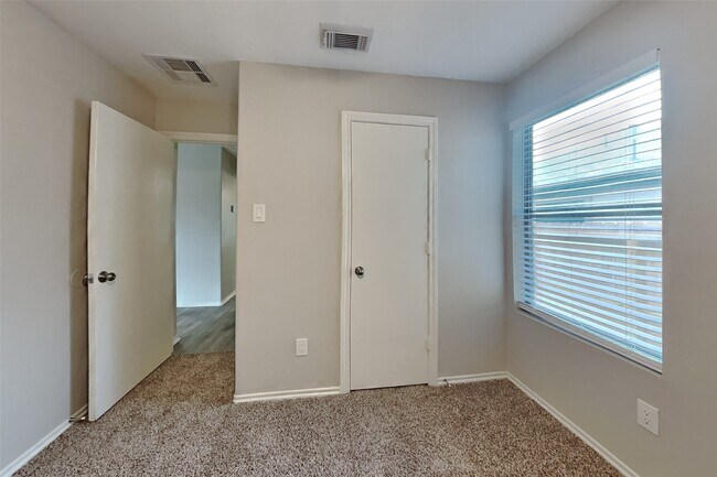 Building Photo - 804 Lovebug Ln