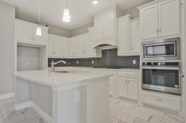 Building Photo - 1910 Graham Wy