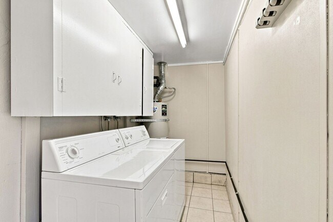 Building Photo - 6814 Westmoor Way