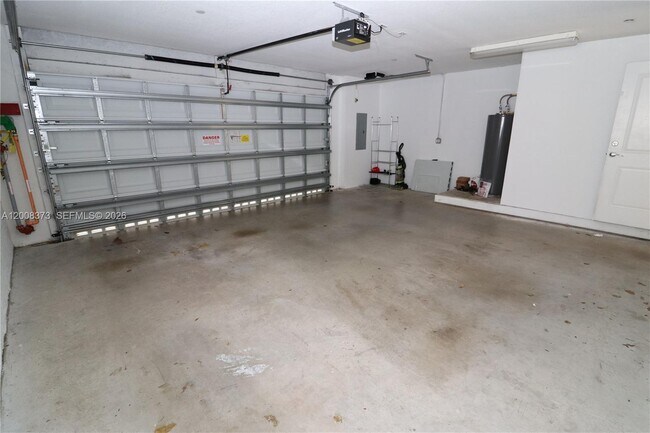 Building Photo - 605 NE 28th St