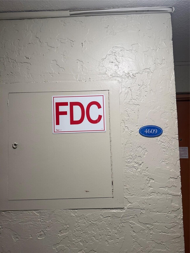 Building Photo - 4222 Inverrary Blvd