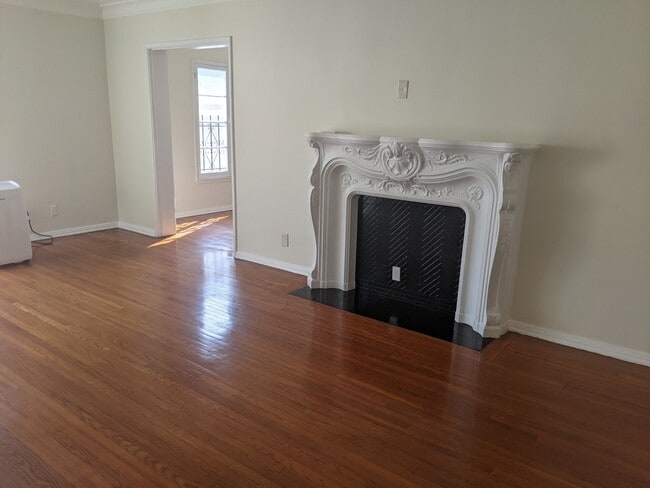 Building Photo - 451 N Oakhurst Dr