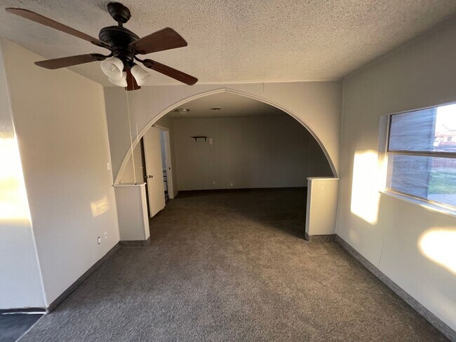 Building Photo - 3 bedroom, 3 bath