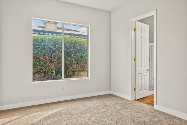 Building Photo - 6 Queens Ct