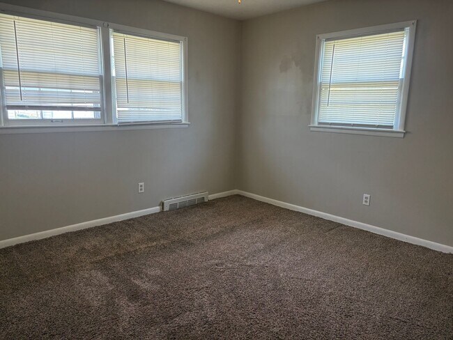 Building Photo - 2 Bedroom / 1 Bath House & bonus room