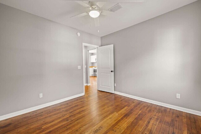 Building Photo - Renovated 3 Bed • 1.5 Bath Upstairs Unit -...