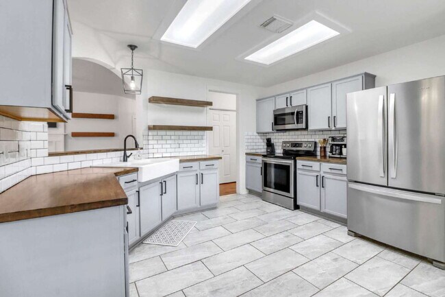 Building Photo - "Charming 3-Bedroom Home in San Antonio with Spacious 1530 sq ft Layout & 2 Full Baths!"
