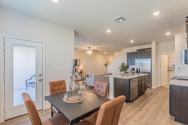 Building Photo - 736 Thorn Crk Dr