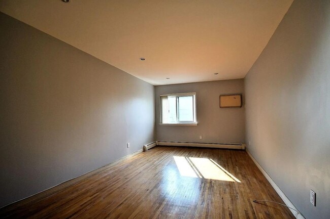 Building Photo - 900 Midland Ave