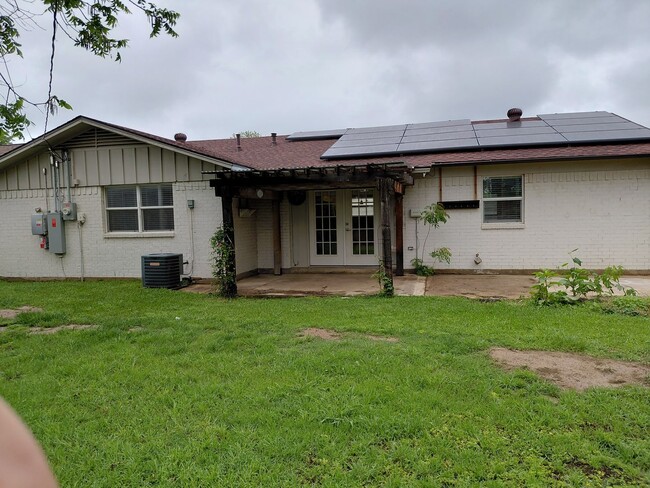 Building Photo - Adorable 3/2 with Garage Parking + Large backyard and gazebo!!