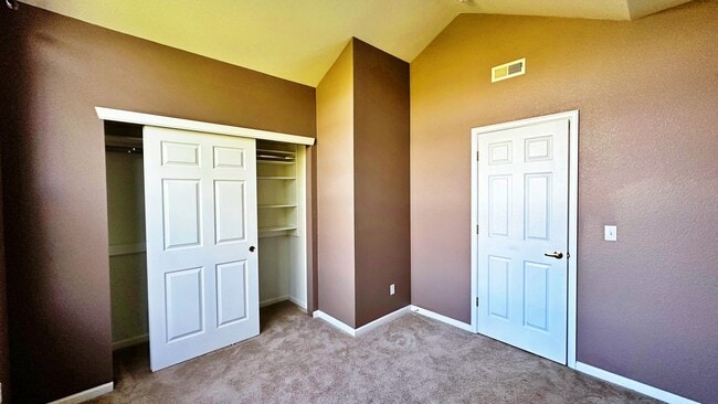 Building Photo - Fantastic Condo 2 Bed 2 Bath with Attached...