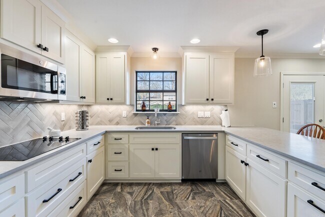 Building Photo - 7 Oak Tree Cir