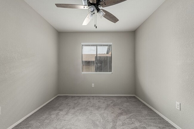 Building Photo - 2 Bedroom 1 Bath Condo in Desirable Chandl...
