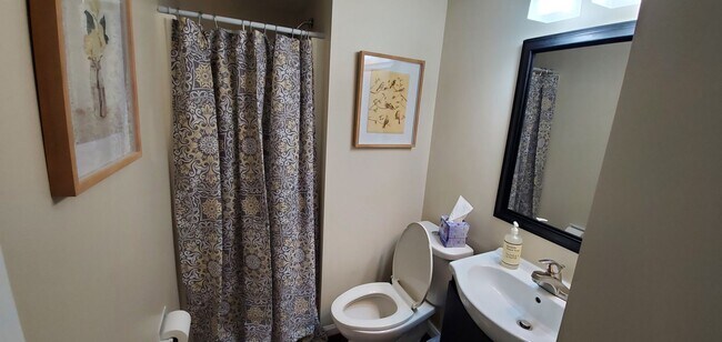 Building Photo - ? Pet Friendly Home ? Fenced in Yard ? Renovated ?