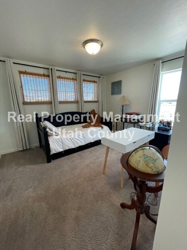Building Photo - Beautiful Townhome in Pleasant Grove