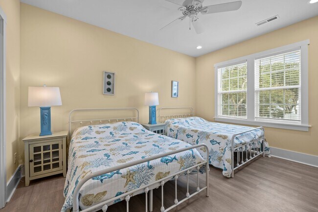 Building Photo - 5603 Sound Dr