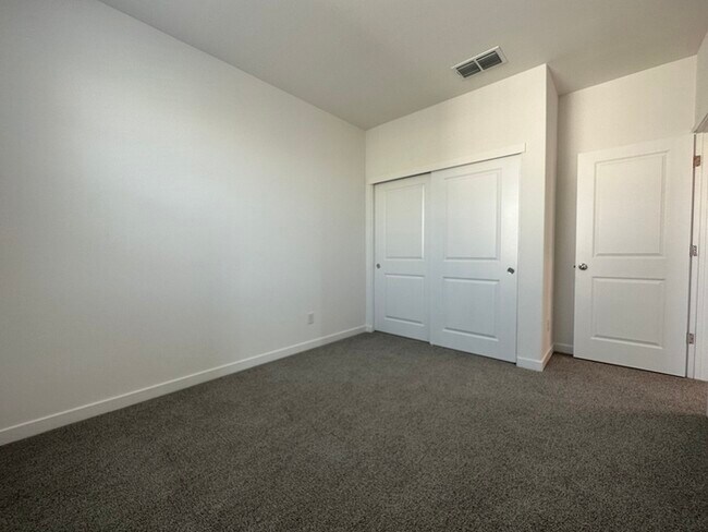 Building Photo - Gorgeous 3 Bedroom 2.5 Bathrooms