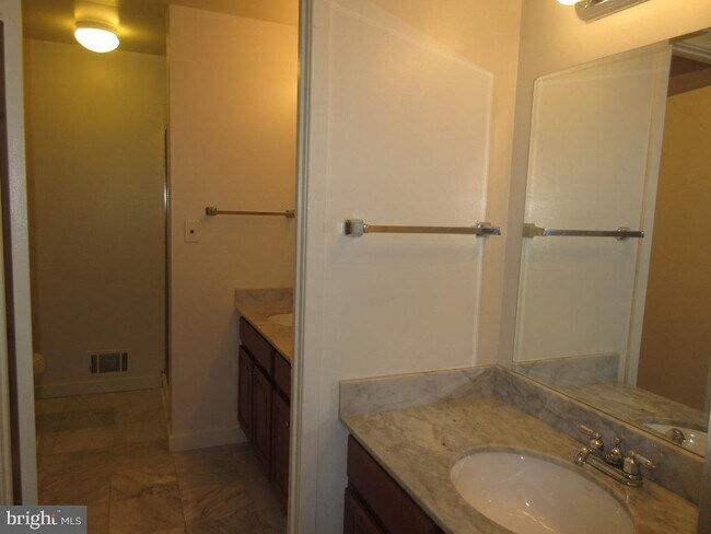 Building Photo - 2028 Walnut St