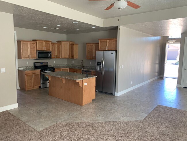 Building Photo - Beautiful Home in Hurricane