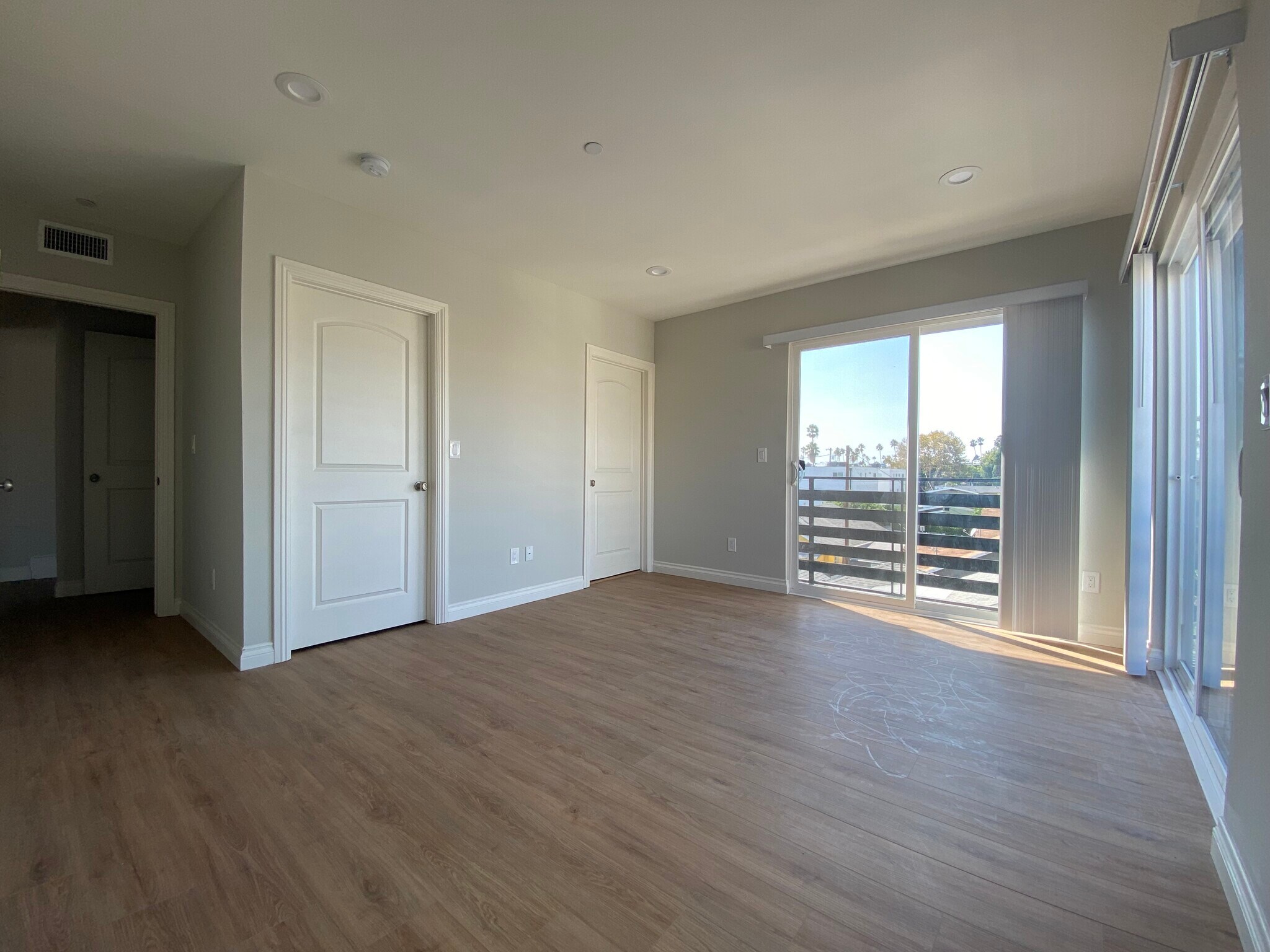 Building Photo - 5542 Romaine St