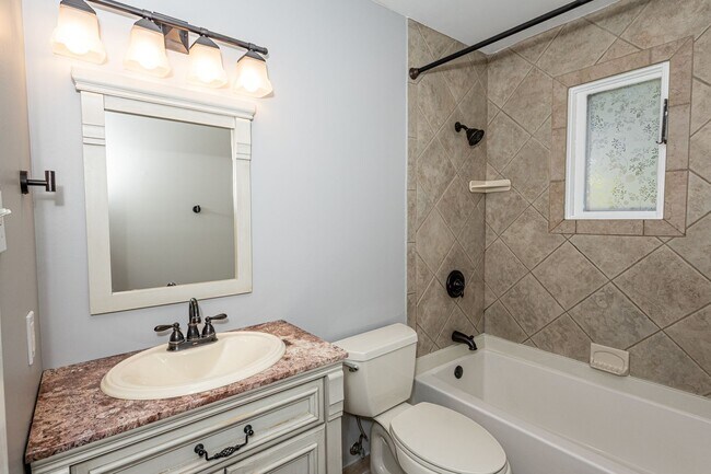 Building Photo - Charming 2-Bed, 1-Bath House in Prime Sout...