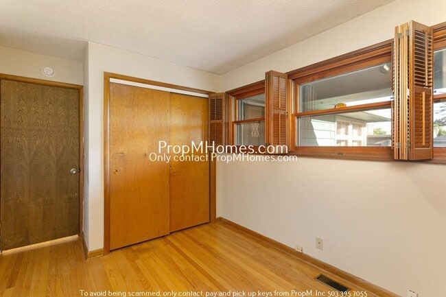 Building Photo - Spacious Mid-Century Three Bedroom Home In Woodstock!