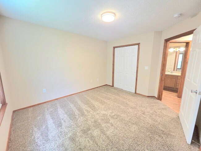 Building Photo - 112 E Osage St