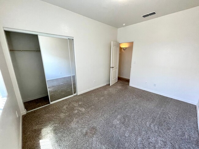 Building Photo - Great 3 Bedroom Duplex near the Kingman Ho...