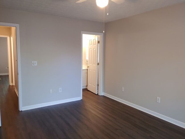 Building Photo - Spacious 2Bd/2Ba Duplex - Move-In Ready!