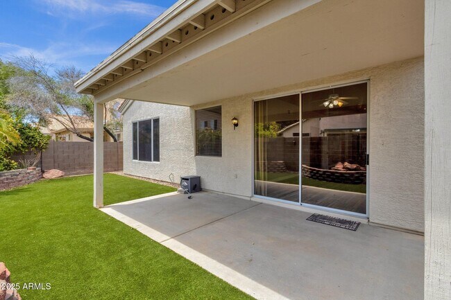 Building Photo - 3261 W Ross Dr