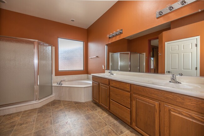 Building Photo - 1141 W Tenniel Dr