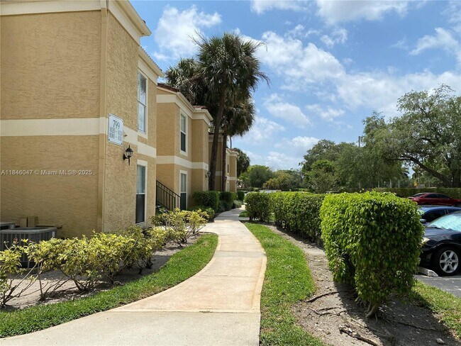 Building Photo - 733 Riverside Dr