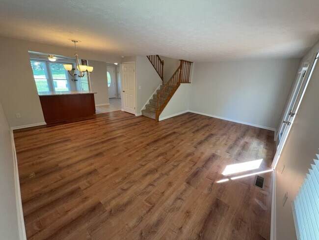 Building Photo - 778 Woodlyn Dr S