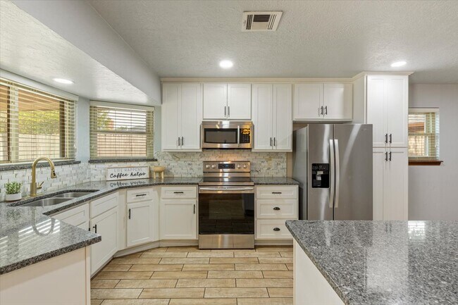 Building Photo - 2508 NE Turtle Creek Dr