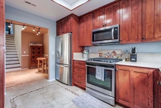 Building Photo - 2637 Regent Rd