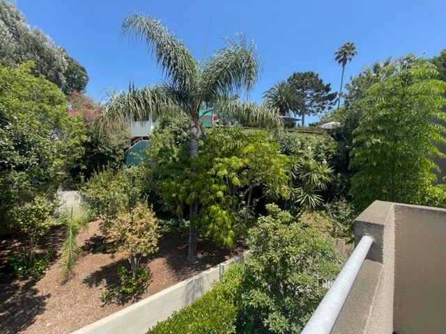 Building Photo - 2222 N Beachwood Dr