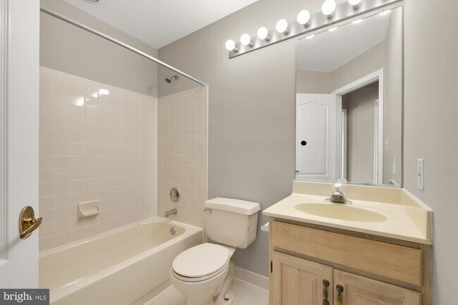 Building Photo - 5527 Sully Lake Dr