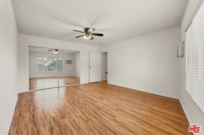 Building Photo - 15540 Moorpark St