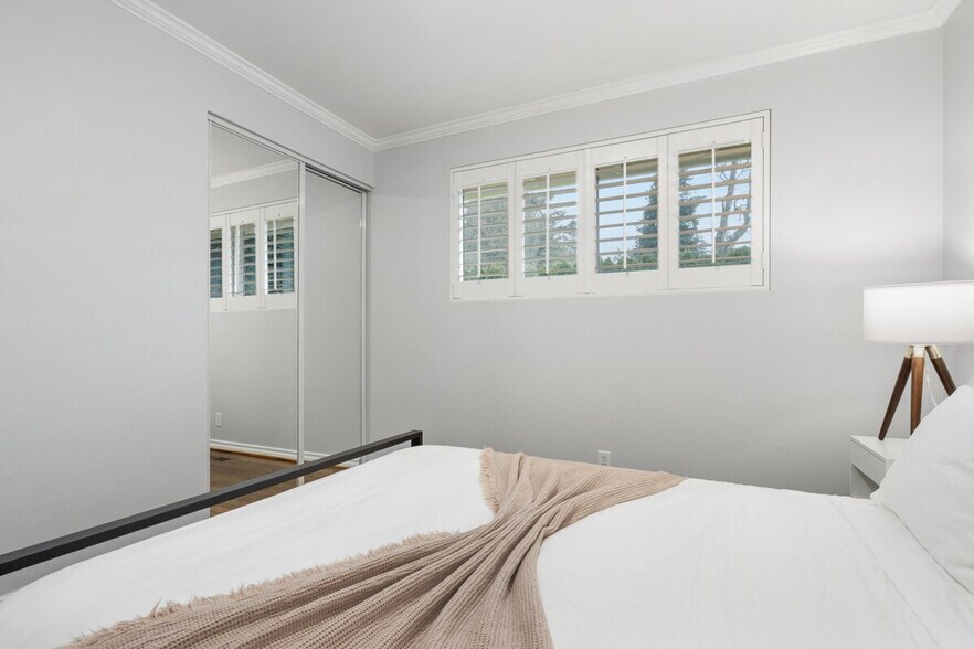 Building Photo - 14813 NE 15th Pl