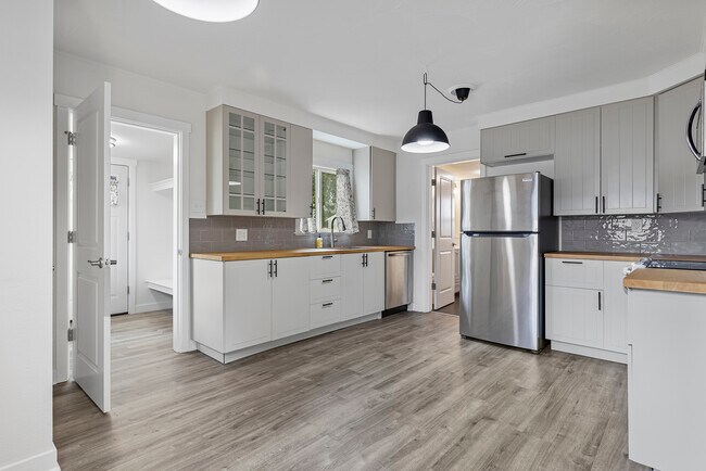 Building Photo - 6629 S Pine St