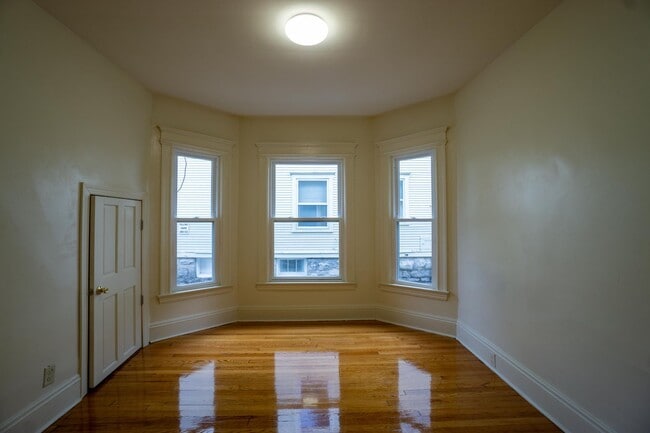 Building Photo - 833 Sumner Ave