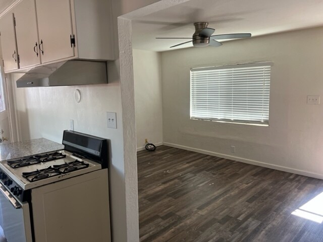 Building Photo - 215 Hemlock Ave